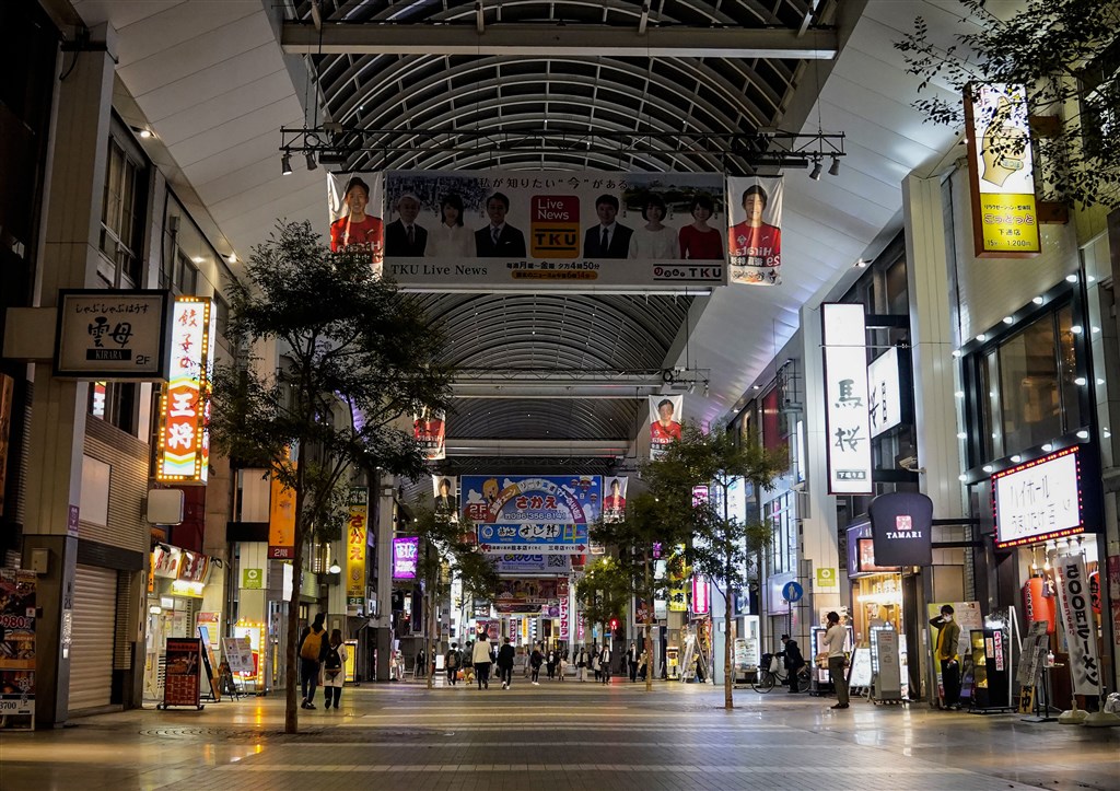 日本熊本市20多歲女學生3日確診武漢肺炎,9日出院,在家進行健康觀察期間再次篩檢呈陽性反應,與她同住的一名家人也確診。圖為日本宣布緊急狀態後熊本市街道冷清。(共同社提供)
