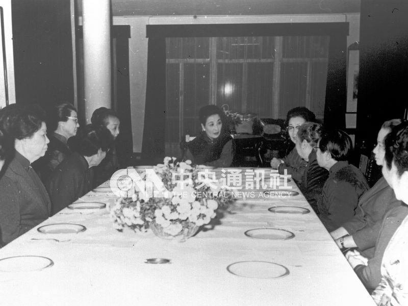 前總統蔣介石夫人蔣宋美齡(中後)1950年創立婦聯會,標榜照顧軍眷,但其「勞軍捐」財務流向屢遭質疑,成為它最大爭議來源。圖為蔣宋美齡1968年在台北主持婦聯會常務委員會議。(中央社檔案照片)