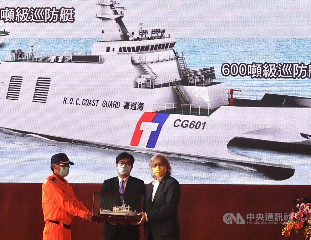 海洋委員會「首艘600噸級巡防艦下水、第3艘開工暨第3艘35噸級巡防艇交船聯合儀式」27日在高雄旗津中信造船高鼎廠舉行,行政院副院長陳其邁(中)、中信造船公司董事長韓碧祥(右)出席。中央社記者董俊志攝 109年4月27日