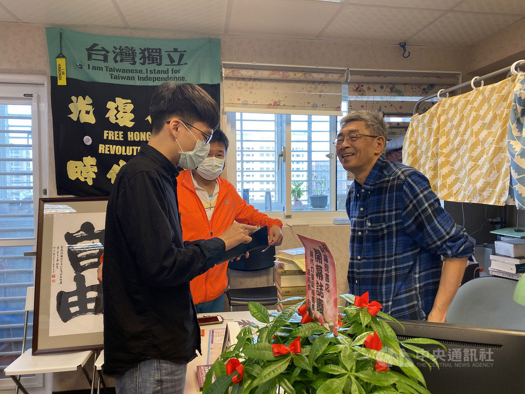 銅鑼灣書店創辦人林榮基(右1)說,作為一個賣書的人,要了解自己賣的書並跟顧客交流,讓書本不只是商品,更是彼此提升的養分,這樣才有意義。圖為林榮基與顧客互動。中央社記者賴言曦攝 109年4月28日