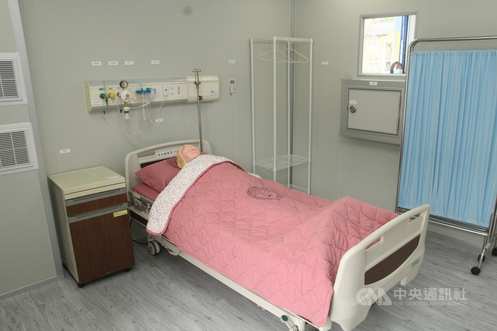 國立成功大學28日發表移動式緊急部署檢疫醫院原型屋「QurE」,最大特點在於可迅速組裝單人套房式的負壓隔離病房。中央社記者楊思瑞攝 109年4月28日