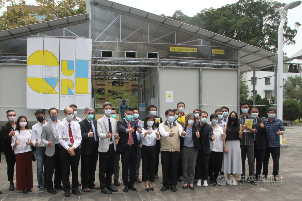 國立成功大學研發團隊設計移動式緊急部署檢疫醫院原型屋「QurE」,28日對外發表,台南市長黃偉哲(前右8)出席,與設計團隊在原型屋前合影。中央社記者楊思瑞攝 109年4月28日