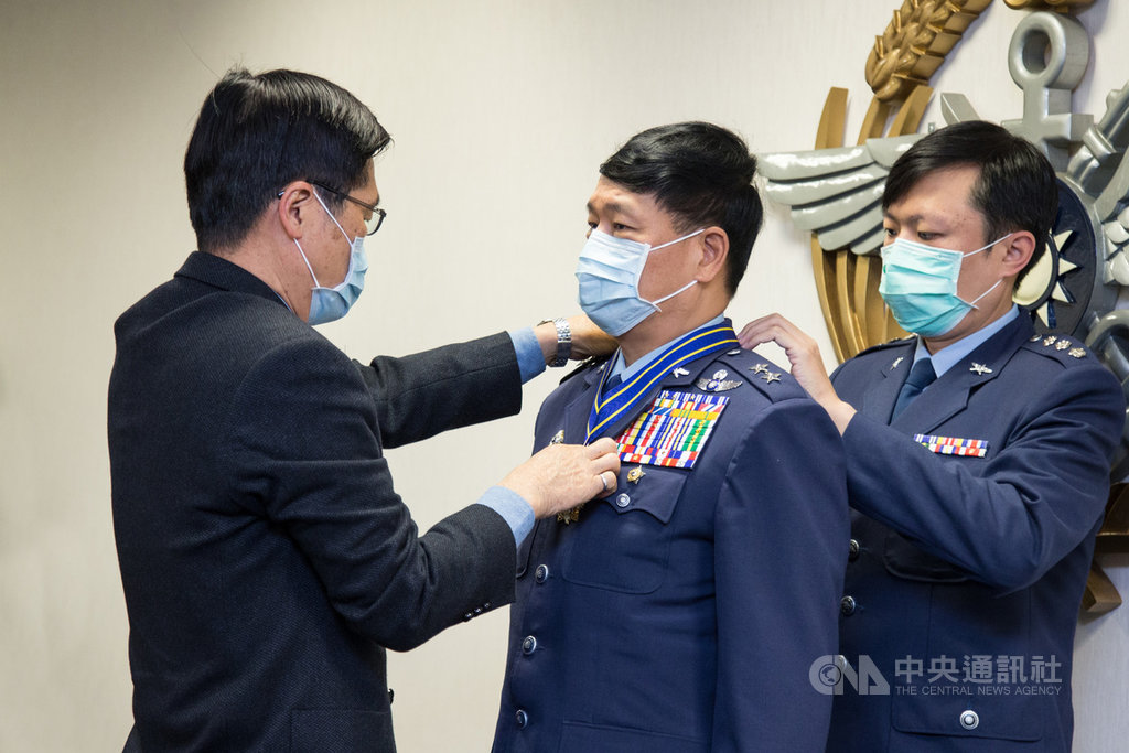 軍聞社報導,空軍副司令張延廷中將(中)5月1日屆齡退伍,他是國軍首位具博士學歷、教授資格的中將,且時常筆耕投書媒體,力挺國軍。(軍聞社提供)中央社記者游凱翔傳真 109年4月28日