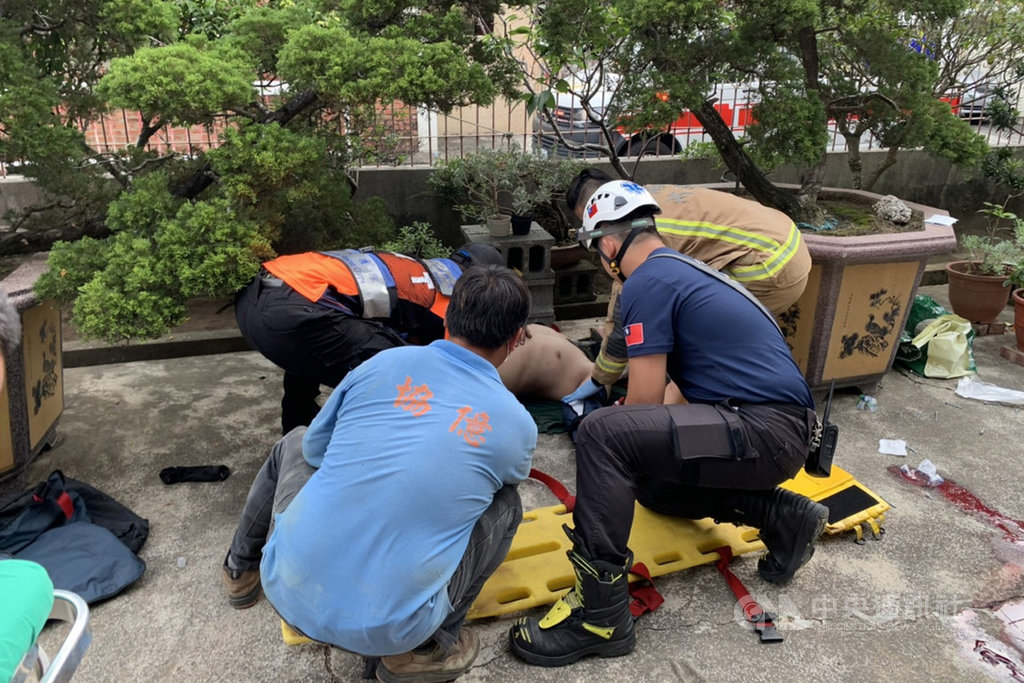 台南市政府消防局28日下午獲報指出,在新化區知義里有2名男子從高處墜落。消防人員抵達現場時,發現現場為民宅3樓處鐵皮施工倒塌,2名工人失足墜落地面,立即進行搶救。(讀者提供)中央社記者楊思瑞台南傳真 109年4月28日