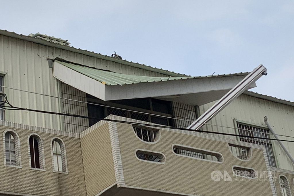 台南市新化區一處正進行屋頂鐵皮翻修工程的民宅,28日下午疑因結構倒塌,導致2名工人從3樓墜落,其中一人命危,皆緊急送醫搶救。(讀者提供)中央社記者楊思瑞台南傳真 109年4月28日