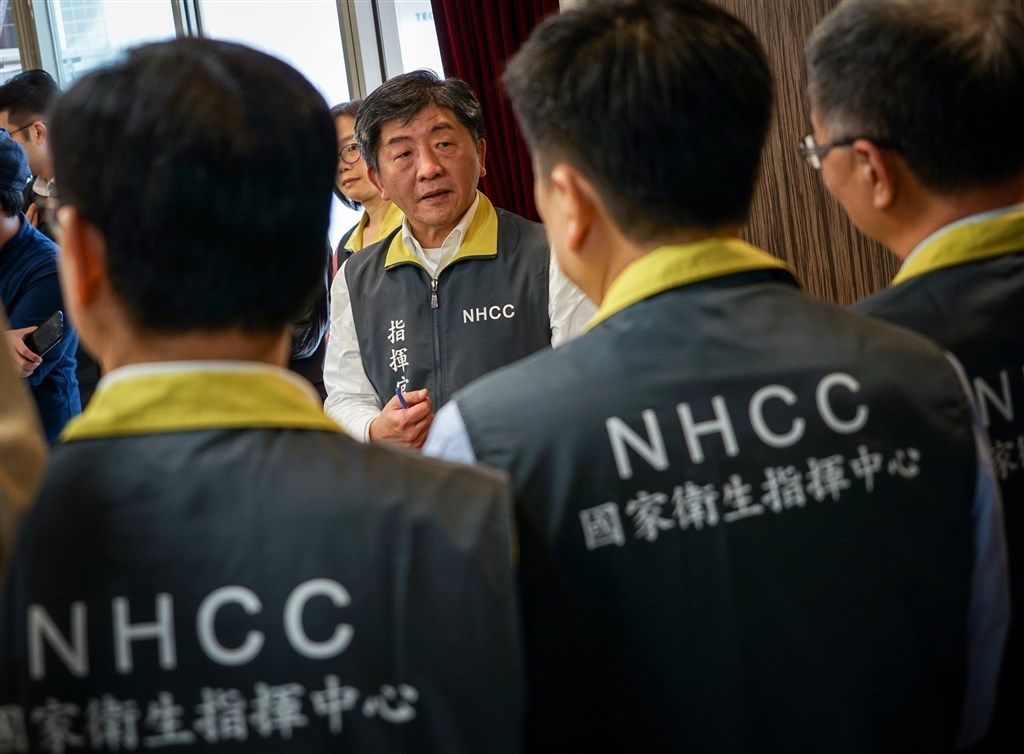 中央疫情指揮中心開設已滿100天,指揮官陳時中(中)接受中央社專訪指出,對抗傳染病生理和心理戰都重要,最怕民眾恐慌。(中央社檔案照片)