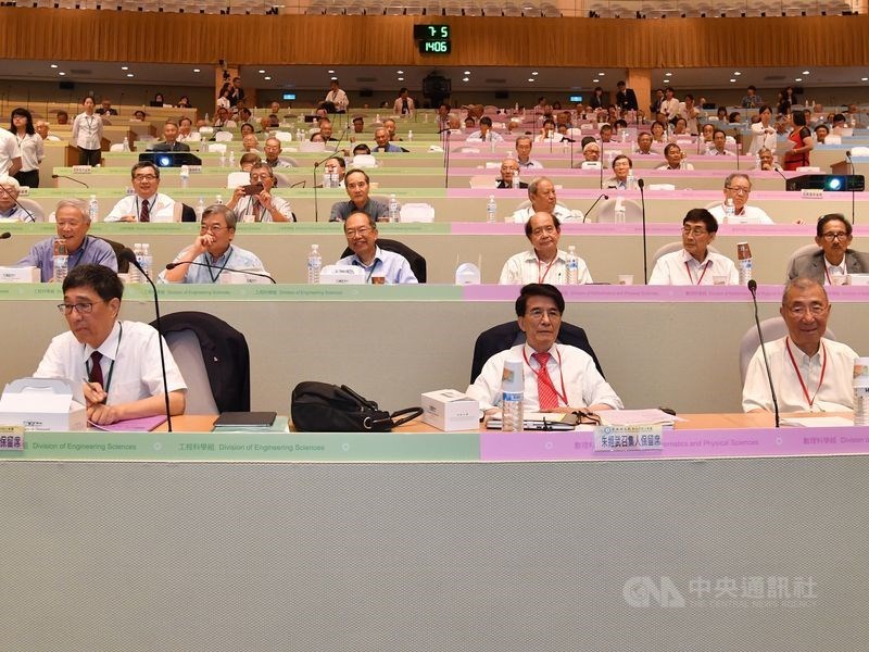 受到武漢肺炎疫情影響,中研院28日表示,原定2020年要舉辦的院士會議將延期一年。圖為2018年中研院院士會議。(中央社檔案照片)