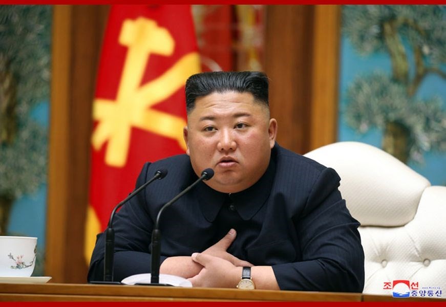 脫北議員池成鎬1日聲稱,他99%肯定北韓領導人金正恩(圖)已於上週末過世。圖為金正恩4月11日主持勞動黨政治局會議。(圖取自北韓中央通信社網頁kcna.kp)