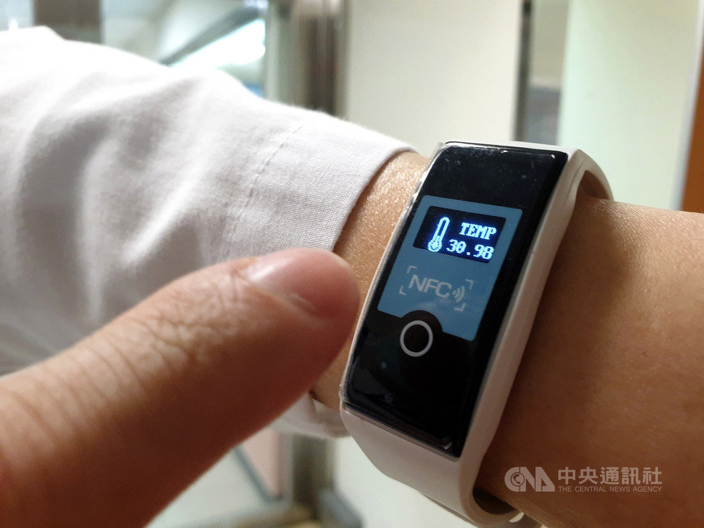 成功大學29日宣布成功開發「溫心智慧手環」,提供給第一線防疫人員配戴,可隨時監測體溫及心跳,守護醫護人員健康。(成大醫院提供)中央社記者張榮祥台南傳真 109年4月29日