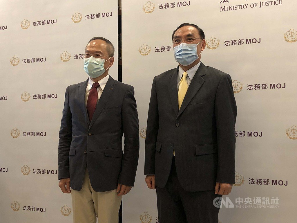 法務部29日舉行媒體茶敘,僑委會委員長吳新興(左)表示,海外僑胞在疫情期間請求口罩,經法務部長蔡清祥(右)指示,從矯正署台北及嘉義監獄購得5.5萬片布口罩,第一批800片日前送達瑞士。中央社記者劉世怡攝 109年4月29日