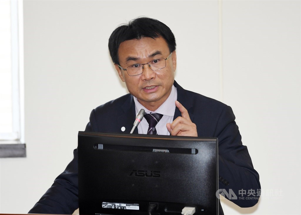 立法院經濟委員會29日審查農田水利法草案,農委會主委陳吉仲表示,10月1日一定會成立農田水利署。中央社記者施宗暉攝 109年4月29日