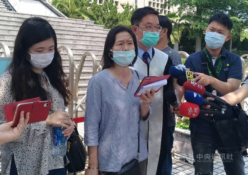 台中市賴姓男子前年5月持刀刺死王姓牙醫案,台中高分院29日二審判無期徒刑。王妻(左2)聽判後在法院外接受媒體聯訪時表示,對於未判死刑「真的非常不能接受」,懇請政府正視思覺失調傷害人命的議題,檢討教化造成的社會效應,盡快司法改革,落實無期徒刑,這樣小老百姓對司法才會有信心。中央社記者蘇木春攝 109年4月29日