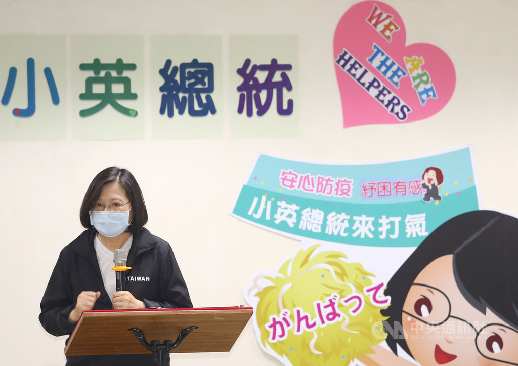 總統蔡英文29日到新北市汽車駕駛員職業工會訪視「勞動部自營作業者紓困現金」辦理發放情形,並與業者信心喊話加油打氣。中央社記者王騰毅攝 109年4月29日