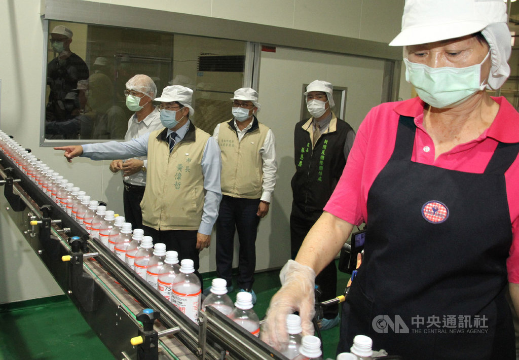 台南市長黃偉哲(右4)29日前往位於歸仁區的全久榮企業,了解防疫酒精生產作業。中央社記者楊思瑞攝 109年4月29日