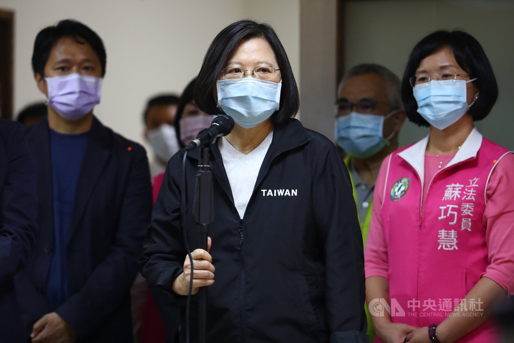 總統蔡英文(中)29日到新北市汽車駕駛員職業工會視察紓困金發放情形,因勞動節連假將至,她呼籲民眾可以趁著假期放鬆但不要鬆懈,多忍耐一下,這樣疫情可早點結束。中央社記者王騰毅攝 109年4月29日