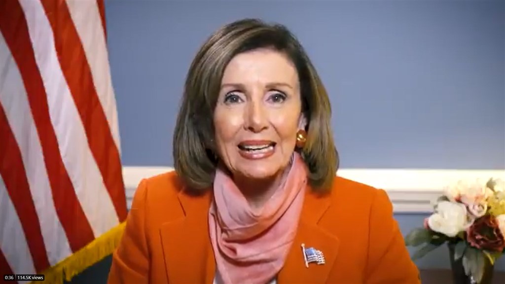 美國眾議院議長裴洛西不像一般的美國長者待在家裡防疫,最近她出現螢光幕時,脖子上多了不同花色的絲巾,象徵她的健康與時尚宣言。(圖取自twitter.com/SpeakerPelosi)