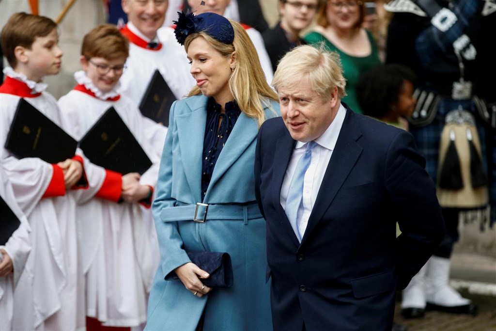 英國首相強生(前右)的未婚妻席孟茲(前左)29日在倫敦一家醫院產下一名男嬰,母子均安。(檔案照片/路透社提供)