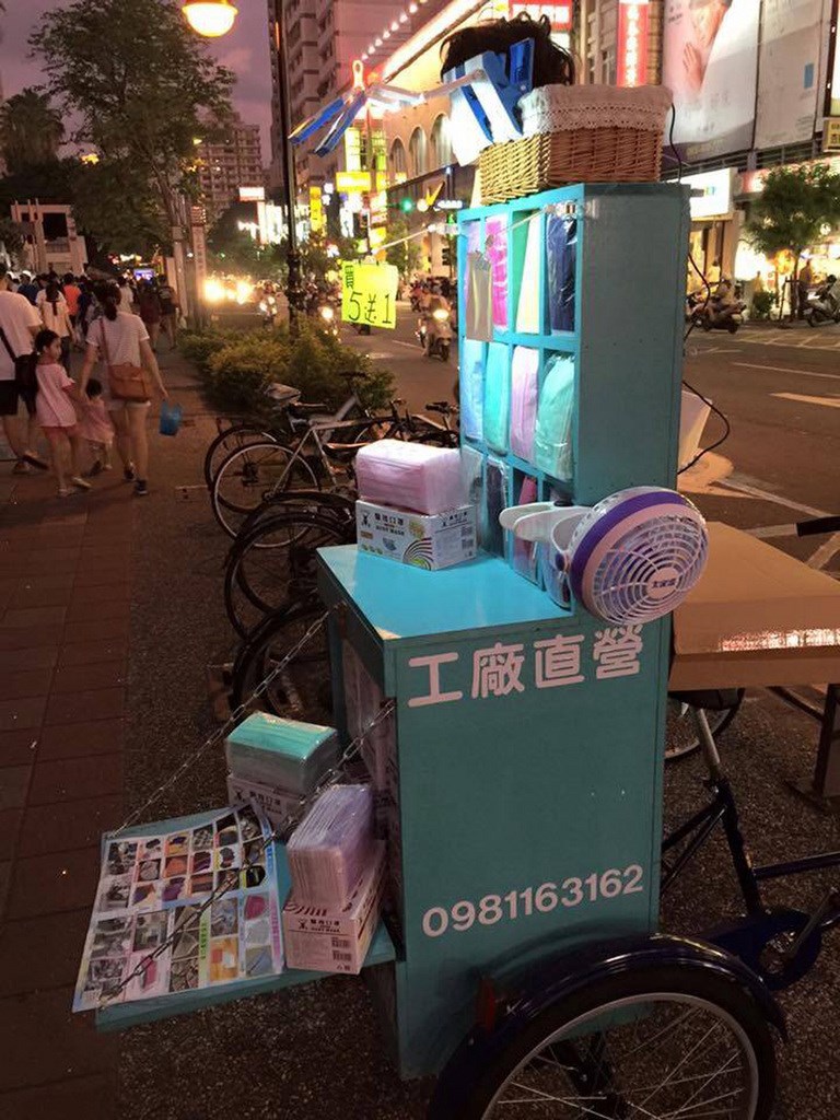 高雄市淨新科技公司口罩生產線2月1日起被政府徵收配合防疫,製作花樣口罩夾雜一般口罩隨機配送,帶給消費者不少驚喜;總經理許哲銘表示,他們剛開始僅賣布口罩,並以小三輪推車起家。(業者提供)中央社記者程啟峰高雄傳真 109年4月29日