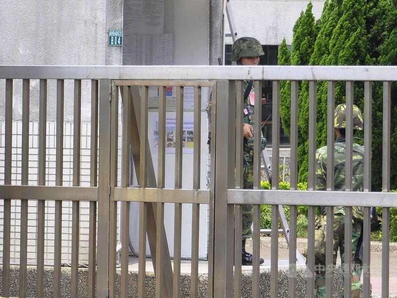 陸軍269旅黃姓中尉排長自殺身亡,陸軍29日晚間表示,後勤副旅長陳姓上校、後勤科長趙姓中校、旅部連連長呂姓少校暫停職務接受調查。圖為陸軍269旅營區。(中央社檔案照片)
