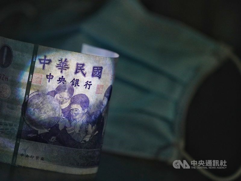 武漢肺炎重創不少產業,財政部29日拍板,第1季虧損的企業,只要提出會計師簽證財報,就可推估出上半年虧損情形,扣抵107年度未分配盈餘稅。(示意圖/中央社檔案照片)
