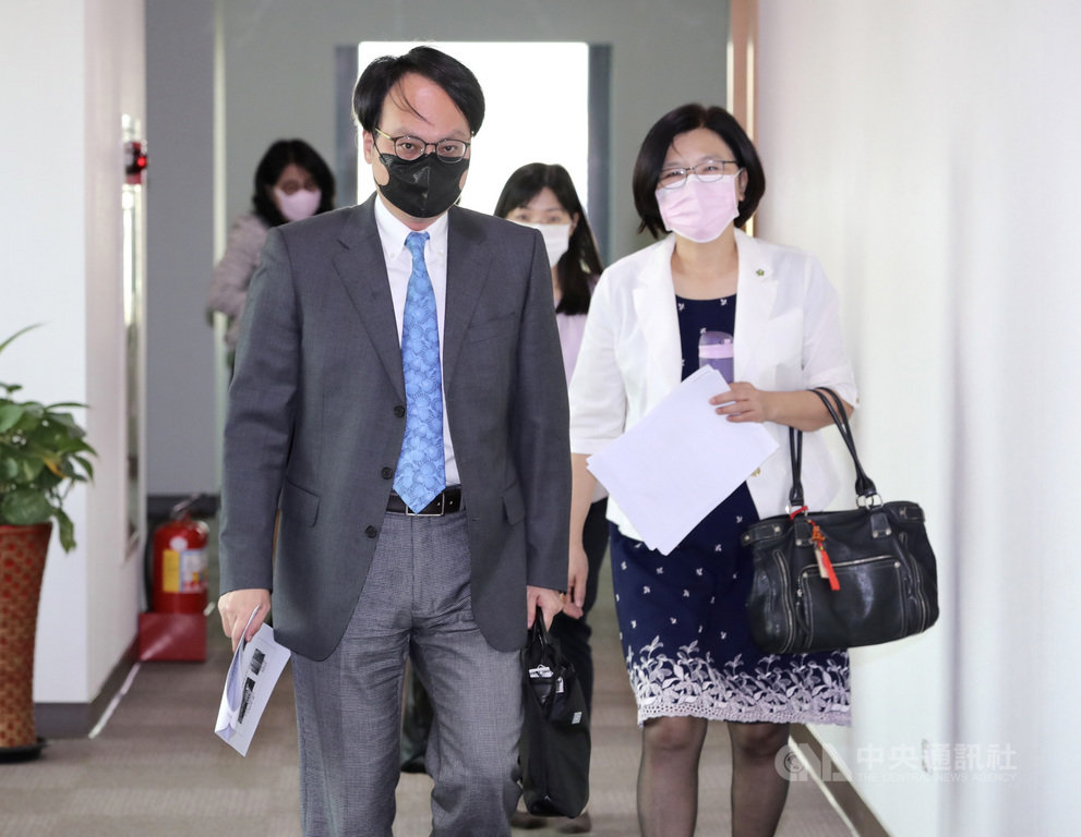 不當黨產處理委員會29日在台北舉行「社團法人中華救助總會(原中國大陸災胞救濟總會)是否為社團法人中國國民黨之附隨組織,及其財產是否為不當取得財產」聽證會,黨產會主委林峯正(前左)、副主委施錦芳(前右)等出席。中央社記者張皓安攝 109年4月29日