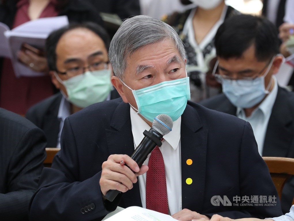 經濟部長沈榮津(前)30日在立法院表示,口罩政策是防疫優先、國內優先,如果有餘裕的時候,會建議指揮中心適度開放口罩生產廠商出口,時間點由指揮中心決定。中央社記者張皓安攝 109年4月30日