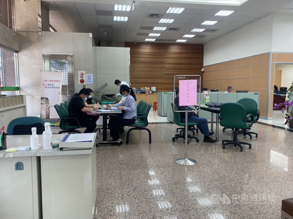 勞工10萬元紓困貸款30日起開辦,記者實地走訪台北車站附近2家公股銀行,銀行都特別設置紓困專區提供服務,也有不少民眾正填寫申請單與服務人員諮詢。中央社記者吳欣紜攝 109年4月30日