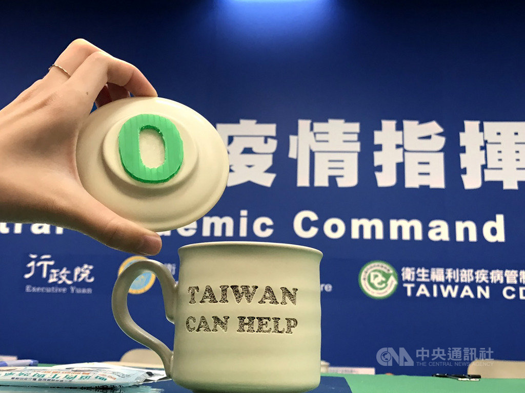 台灣至30日已連續5天傳出零新增武漢肺炎確診病例的好消息,中央流行疫情指揮中心下午的記者會,桌面擺著一組搭配杯蓋的特製紀念杯,杯身印著TAIWAN CAN HELP字樣,是總統蔡英文贈送。中央社記者張茗喧攝 109年4月30日