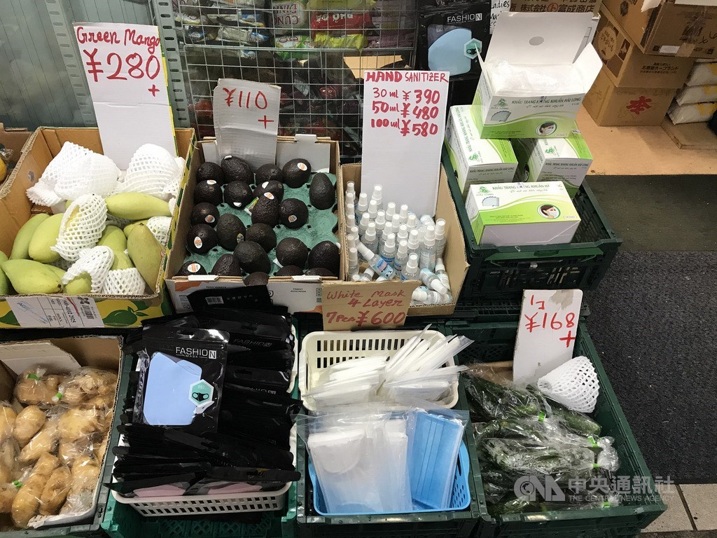 日本因武漢肺炎疫情嚴重,1月底以來面臨口罩荒,但最近較多外籍人士居住的地區商店街(圖為大久保車站附近)有些雜貨店、小餐館卻大量販售中國製口罩。中央社記者楊明珠東京攝 109年4月30日
