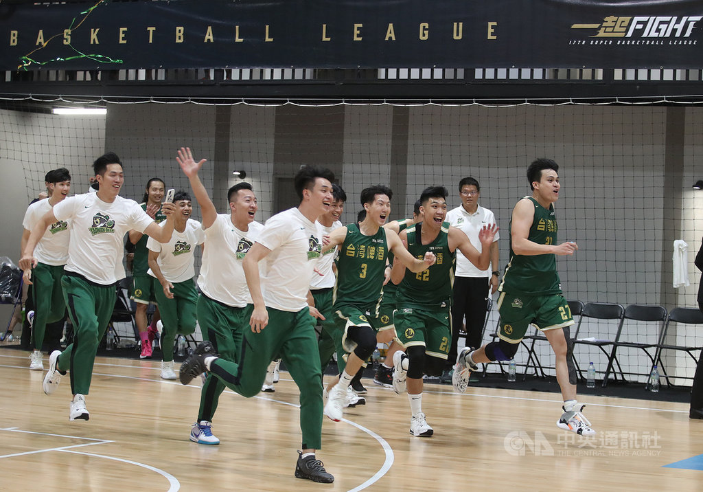 第17季超級籃球聯賽(SBL)總冠軍賽最終戰,台灣啤酒30日晚間以117比78大勝,系列賽以4比3終結裕隆納智捷,奪下冠軍,賽後休息區隊友也衝向場內慶祝。中央社記者張新偉攝 109年4月30日