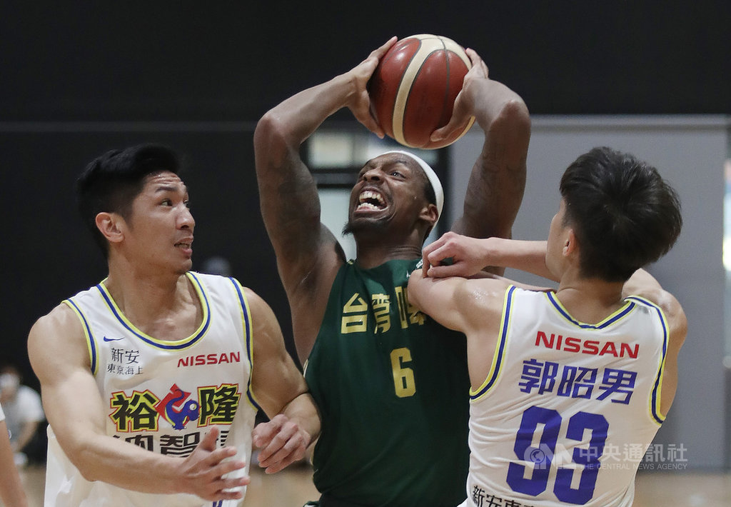 第17季SBL超級籃球聯賽總冠軍30日晚間揭曉,聯盟頭號種子台灣啤酒陣中洋將巴克利(Kentrell Barkley)(中)狂飆22分11籃板6助攻,幫助球隊以117比78打爆對手,拿下隊史第5座SBL總冠軍金盃。中央社記者張新偉攝 109年4月30日