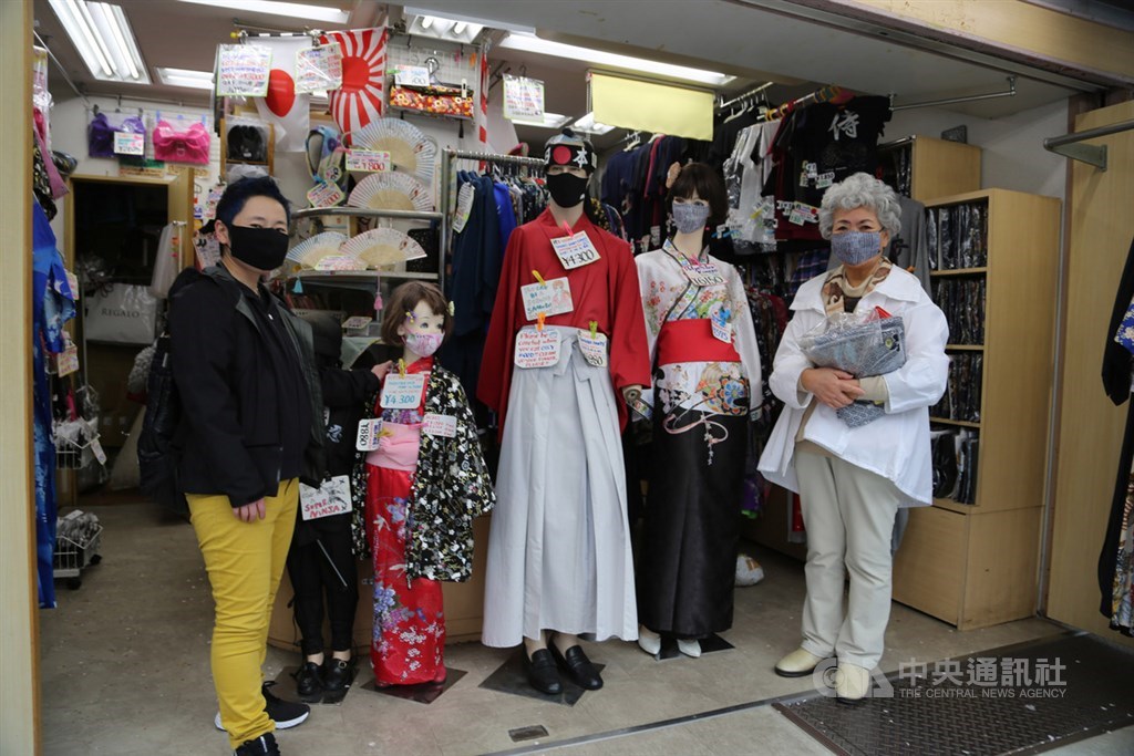 原本人潮擁擠的東京淺草商店街受到疫情重挫。販售輕便和服的商店「鈴屋」推出布口罩,希望有助民眾防疫。店家老闆鈴木(右)說,期盼緊急事態宣言實施一個月,疫情平息,找回往日榮景。中央社記者楊明珠東京攝 109年4月30日