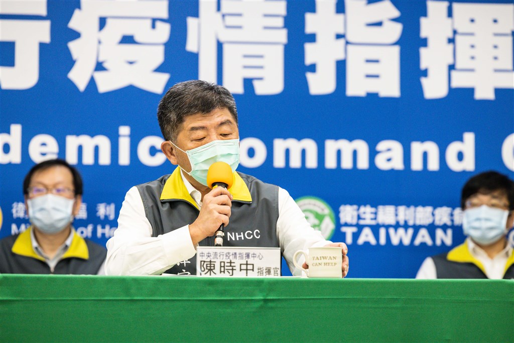 武漢肺炎連續5天無新增確診病例,指揮中心指揮官陳時中(中)說,由於已有「5個零」,總統特別致贈Taiwan can help杯子。(中央流行疫情指揮中心提供)