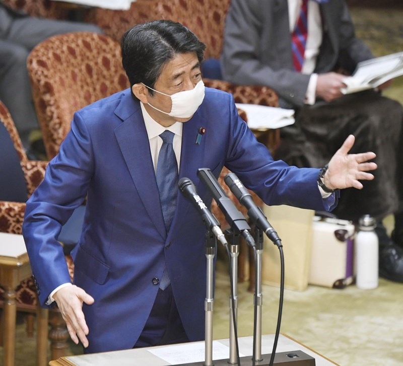 日本首相安倍晉三(圖)在參議院預算委員會上答詢有關台灣參與WHO的問題時表示,他曾直接告訴過世衛組織秘書長譚德塞此事,並強調病毒是不分國界的。(共同社提供)