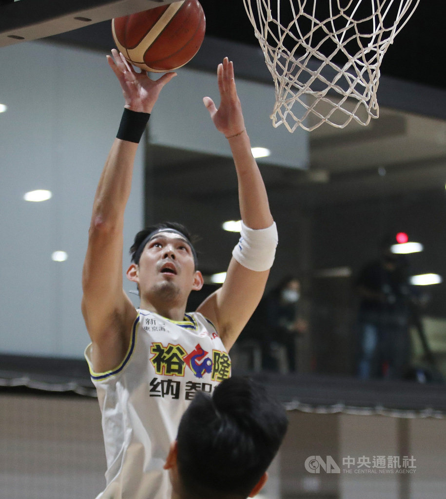 第17季SBL超級籃球聯賽總冠軍賽最終戰30日登場,聯盟頭號種子台灣啤酒擊敗裕隆納智捷,系列賽以4比3封王。裕隆老將呂政儒拿下16分,但無法幫助球隊獲勝。中央社記者張新偉攝 109年4月30日