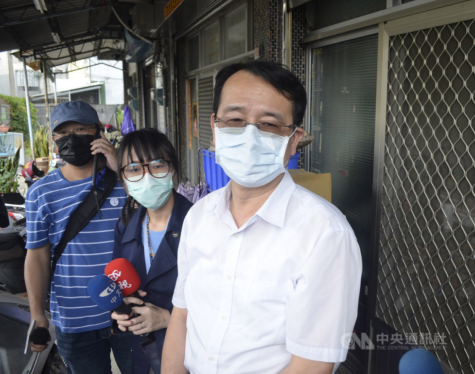 鐵路警察李承翰遭刺殉職,凶嫌一審獲判無罪,鐵路警察局高雄分局長陳順和(右)30日到嘉義市慰問李承翰父母,並表示警方會協助家屬聘請律師提出上訴。中央社記者蔡智明攝 109年4月30日