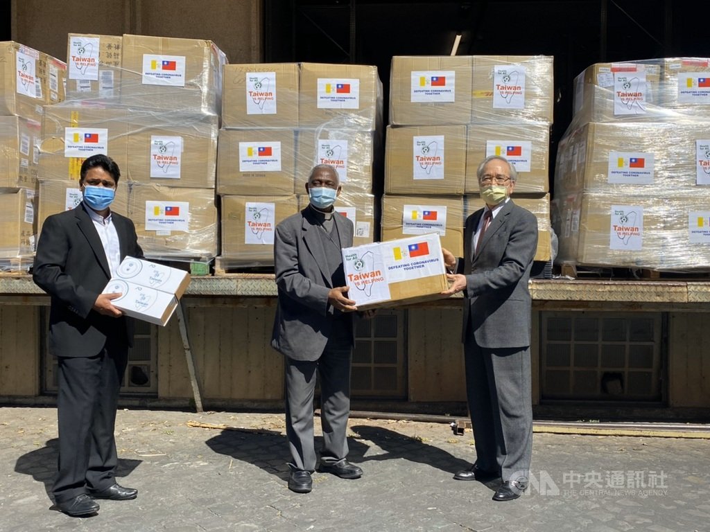 駐教廷大使李世明(右)30日代表台灣捐贈第二批醫療物資給教廷,其中10萬片口罩將透過教廷系統,轉運至非洲對抗疫情。(駐教廷大使館提供)中央社記者黃雅詩羅馬傳真 109年5月1日