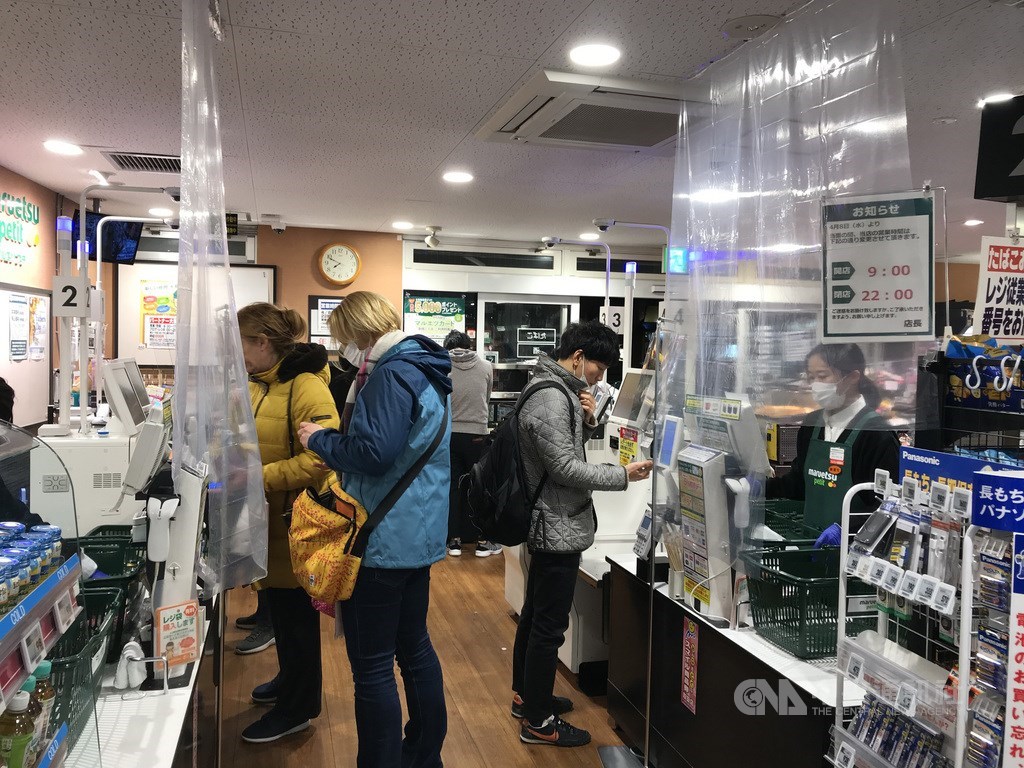 因應2019冠狀病毒疾病疫情,日本政府發布緊急事態宣言,盼人員接觸至少減7成、希望減8成,也呼籲超商、超市等避免因人潮擁擠導致疫情擴大。中央社記者楊明珠東京攝 109年4月23日