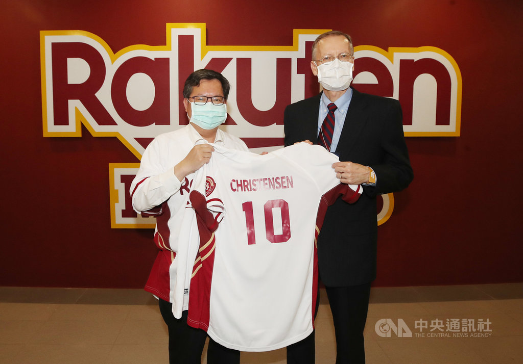 美國在台協會(AIT)處長酈英傑(Brent Christensen)(右)與桃園市長鄭文燦(左)1日到桃園棒球場為中華職棒賽事進行「線上開球」,會前鄭文燦致贈球衣給酈英傑。中央社記者張新偉攝 109年5月1日