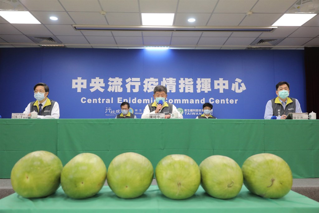 中央流行疫情指揮中心指揮官陳時中(前中)表示,國內1日同樣無新增武漢肺炎確診病例,為台灣連續第6天零確診,記者會現場也擺放6顆大西瓜象徵6個0。(中央流行疫情指揮中心提供)中央社 109年5月1日