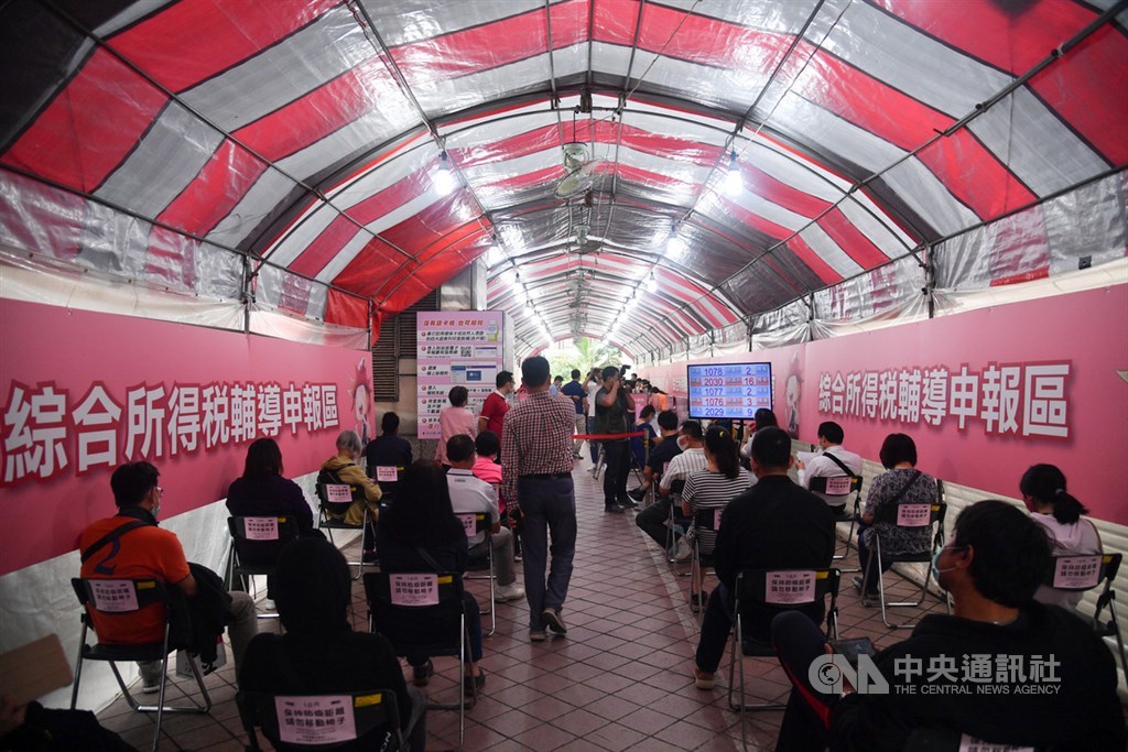 因應武漢肺炎(2019冠狀病毒疾病,COVID-19)疫情,財政部台北國稅局在戶外設置綜合所得稅輔導申報區,並配置座位,提醒民眾保持社交防疫距離。中央社記者林俊耀攝 109年5月1日