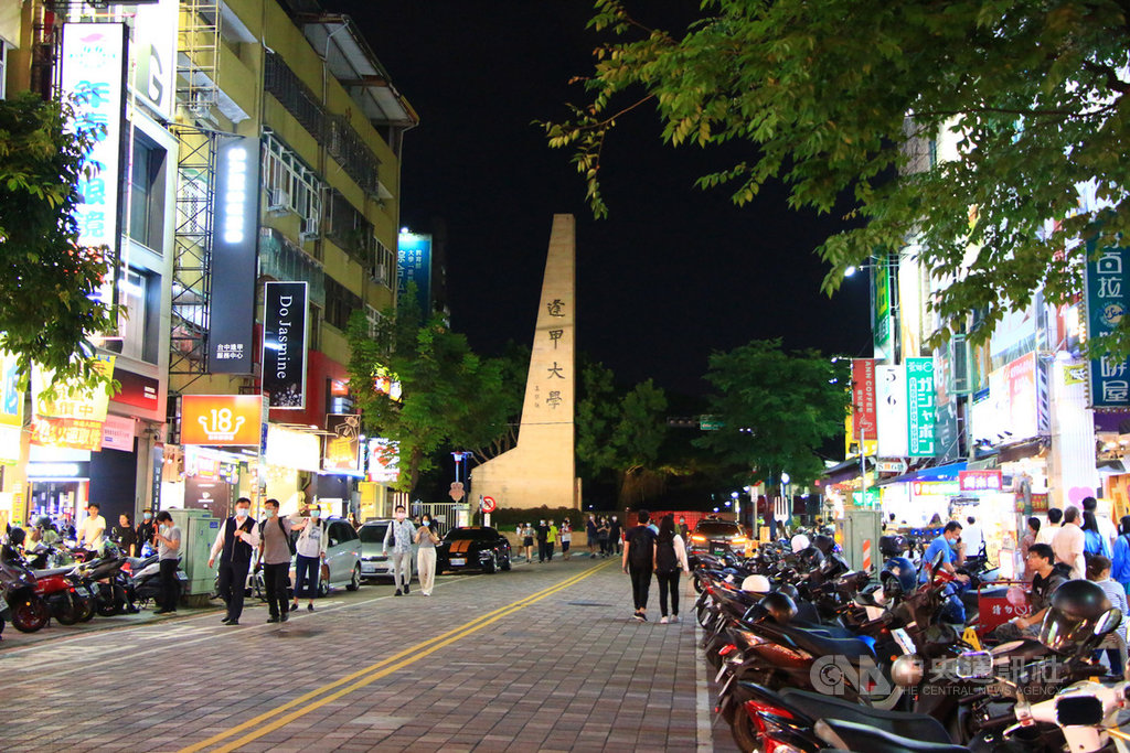 メーデーの休日の初日には、台中市豊家ビジネス地区の混雑が1日の夕方以降徐々に増加しましたが、爆発はありませんでした。 中央通信社の記者Su Muchunの写真、5月1日109