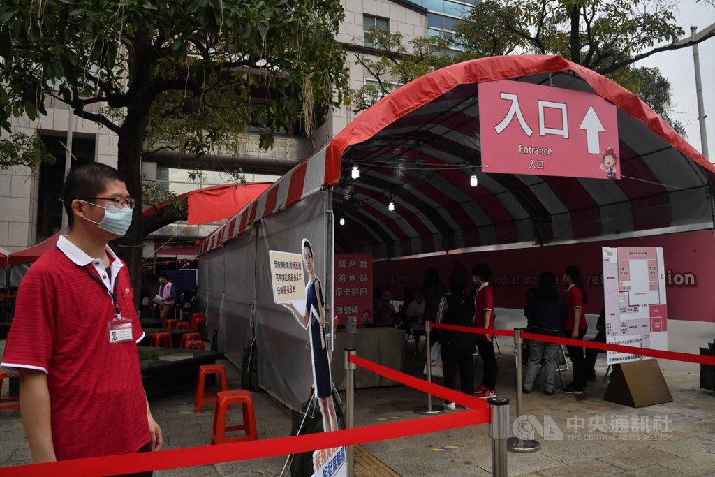 因應武漢肺炎(2019冠狀病毒疾病,COVID-19)疫情,財政部台北國稅局將不少報稅空間拉到戶外,避免密閉空間多人群聚。中央社記者林俊耀攝 109年5月1日