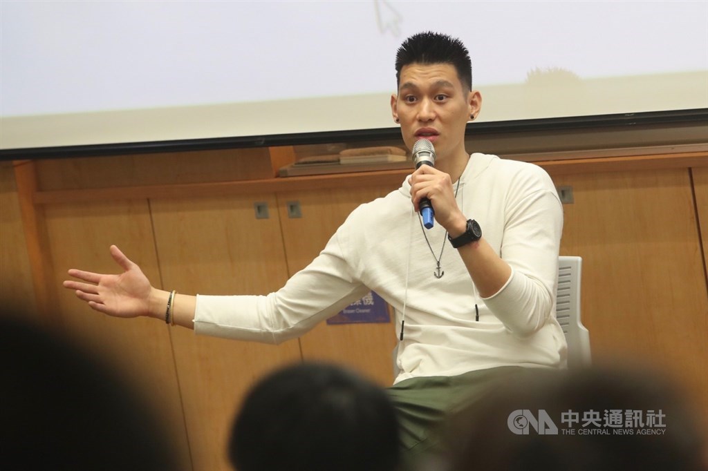 台裔球星林書豪在美國電視台專訪中坦言,他曾在2012年7月要求經紀人請NBA休士頓火箭隊降低報價,這樣他才能留在紐約尼克打球。(中央社檔案照片)