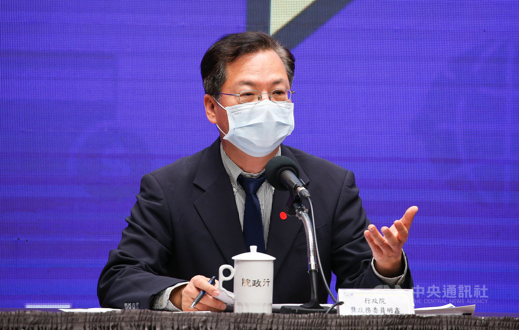 行政院1日下午舉行「1988疑難雜症回答part2-融資篇」記者會,針對勞工紓困貸款是否加碼,政務委員龔明鑫(圖)表示,對很多人來講,貸款可能就是要消費掉,就促進消費來講,效果可能比發現金還好,如果有需要,就來加碼。中央社記者謝佳璋攝 109年5月1日