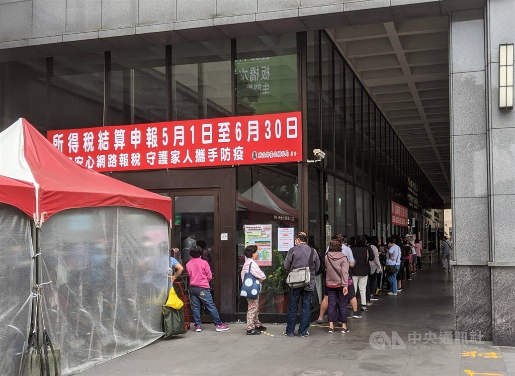 綜所稅申報開跑,財政部呼籲儘量網路申報,一起為防疫努力。圖為1日民眾排隊等候報稅。(中央社)