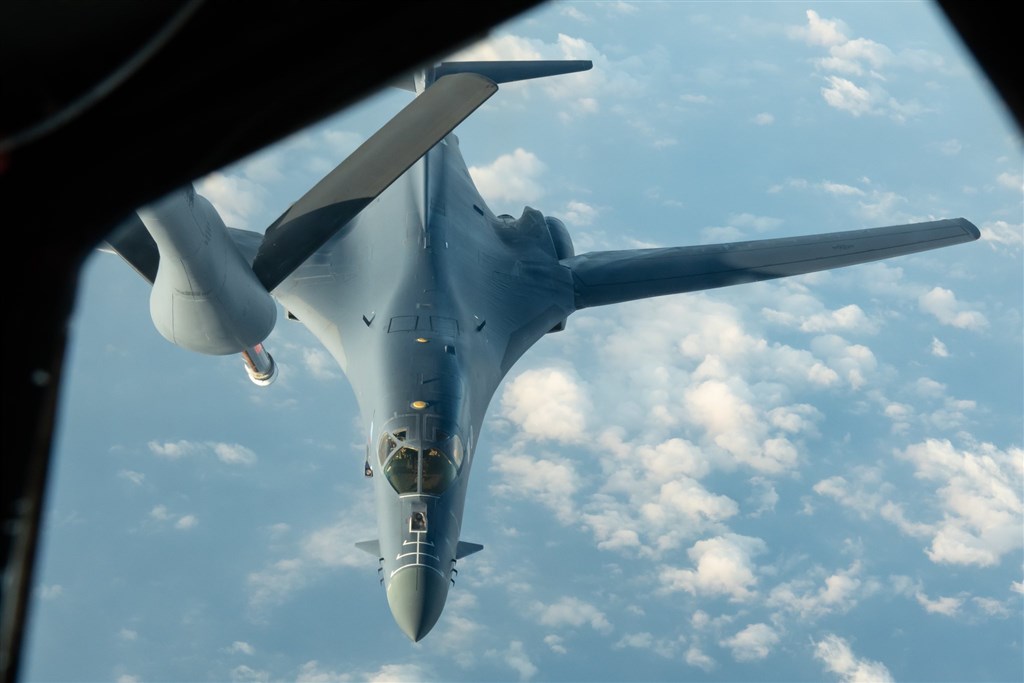 「飛機守望」4日顯示,美軍駐關島2架B-1B超音速戰略轟炸機飛向東海執行任務,略過台灣東北海域。(圖取自twitter.com/AircraftSpots)