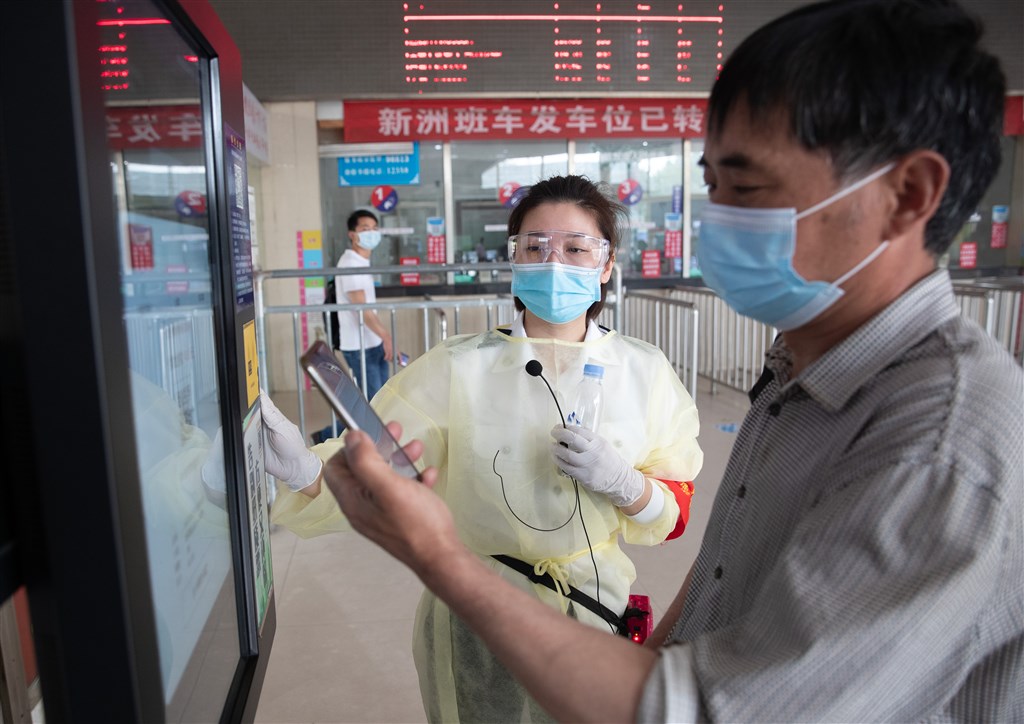 中國湖北省1日宣布,自2日0時起,將湖北省突發公共衛生事件應急響應級別由一級調整至二級。圖為武漢恢復省際客運迎接五一長假。(中新社提供)