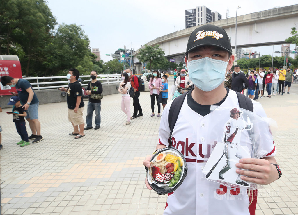 中職樂天桃猿隊2日新推出日本風的桃猿便當Rock Bento,雖然目前尚未開放球迷進場觀賽,但仍可在球場外購買便當;施姓桃猿球迷(前)從土城前來,他說,很期待球場開放球迷進場,能現場為球員加油。中央社記者張新偉攝 109年5月2日