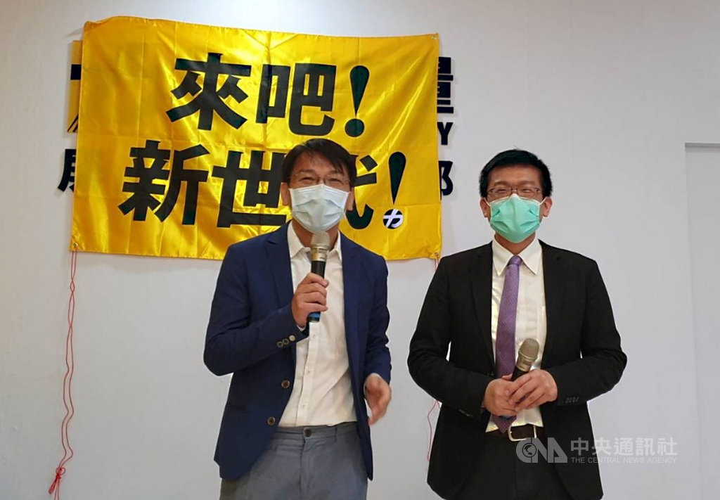 時代力量屏東縣黨部2日上午在屏東市永福路成立,黨主席徐永明(左)出席,首任縣黨部主委則由屏東基督教醫院醫師詹智鈞(右)擔任。中央社記者郭芷瑄攝 109年5月2日